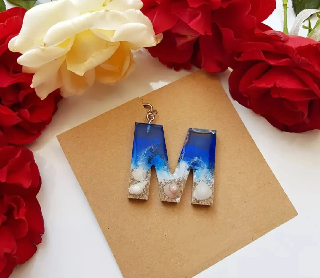 ميداليه حرف ريزن — اكسسوارات يدوية — Resin Aswan