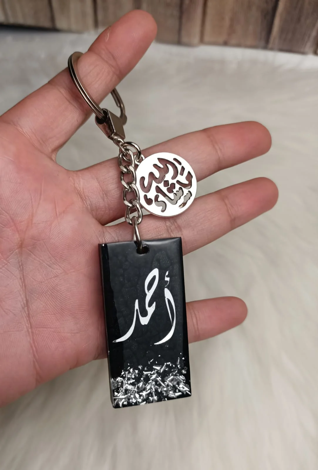 ميداليه مستطيله بالاسم — اكسسوارات يدوية — Resin Aswan