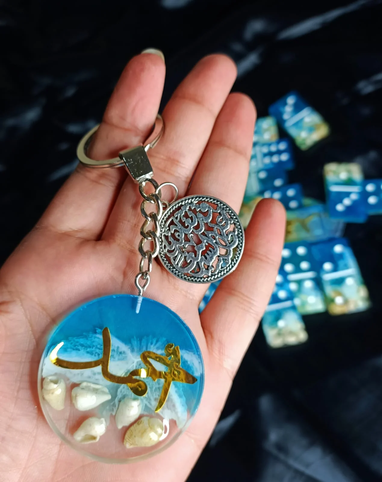 ميداليه شكل بحر بالاسم — اكسسوارات يدوية — Resin Aswan