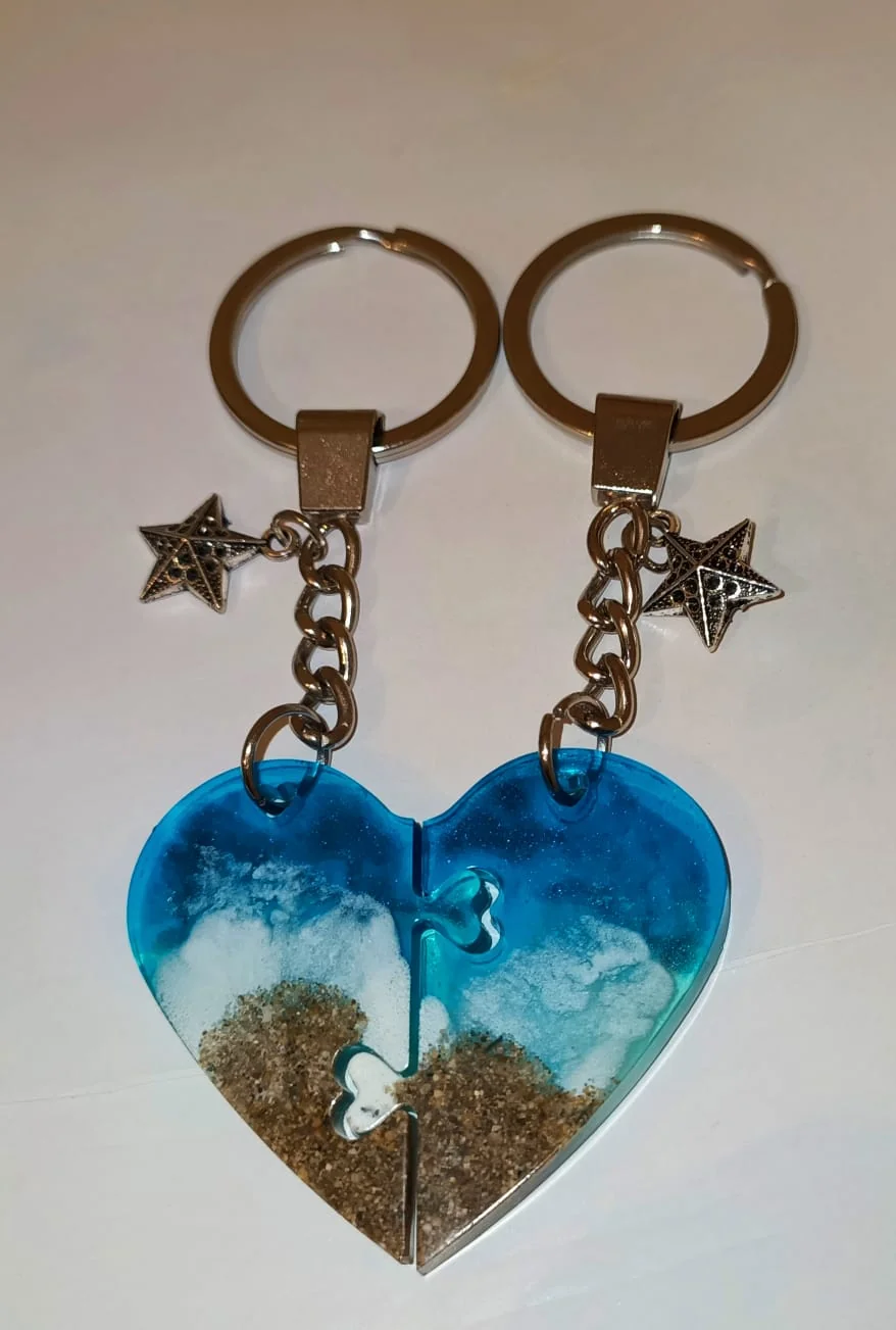 ميداليه القلب المقسوم — اكسسوارات يدوية — Resin Aswan