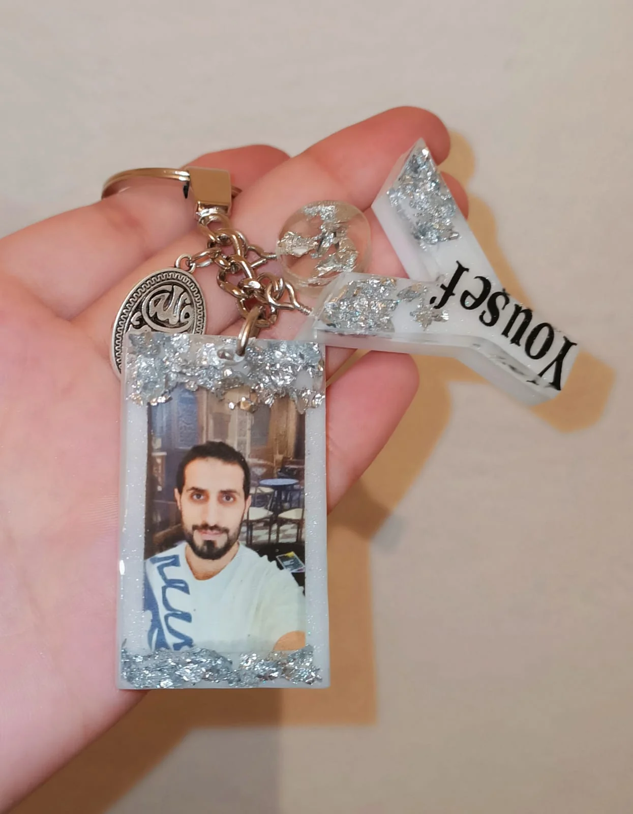 ميداليه ريزن بالصورة والحرف عليه الاسم — اكسسوارات يدوية — Resin Aswan