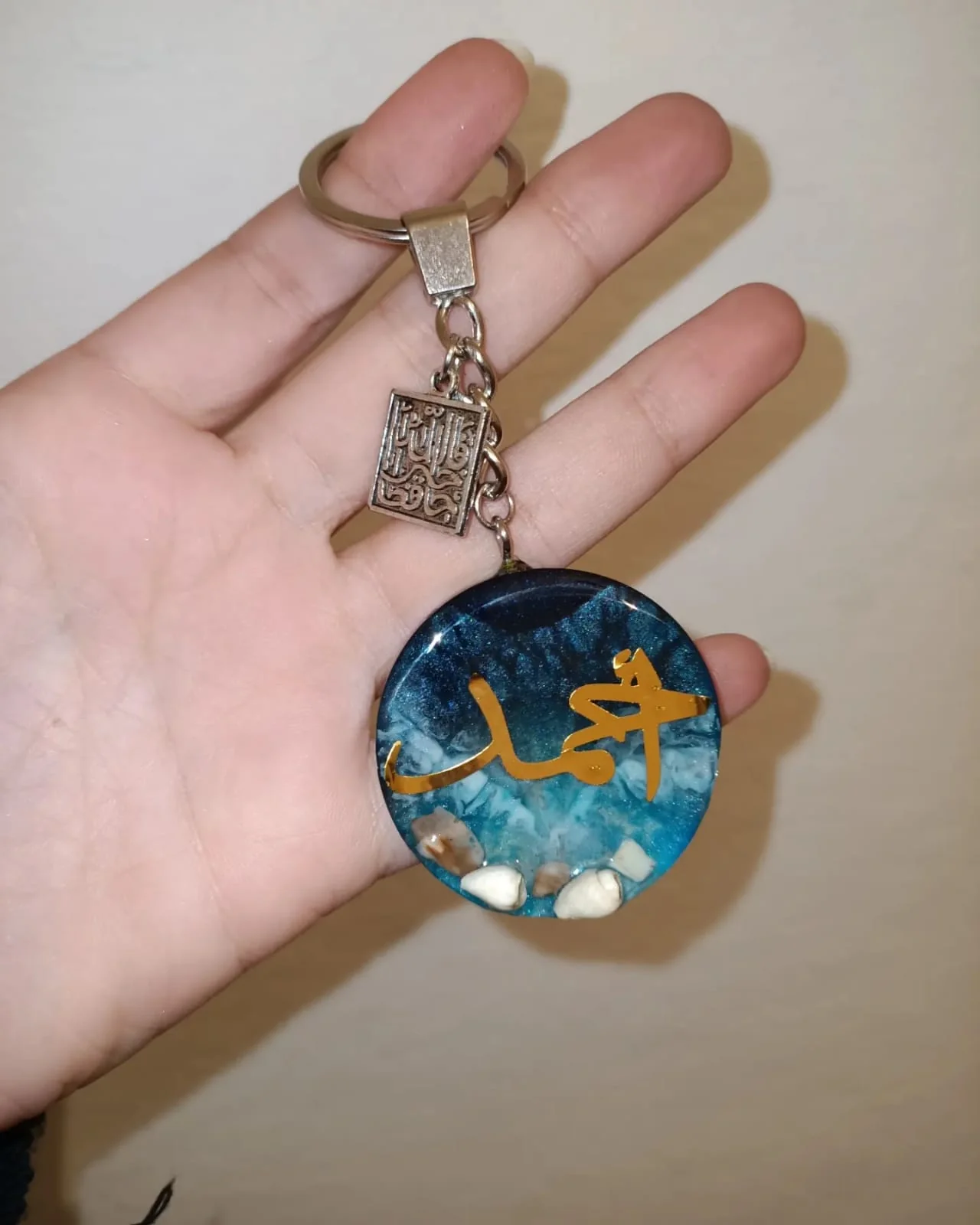 ميداليه ريزن شكل بحر بالاسم — اكسسوارات يدوية — Resin Aswan