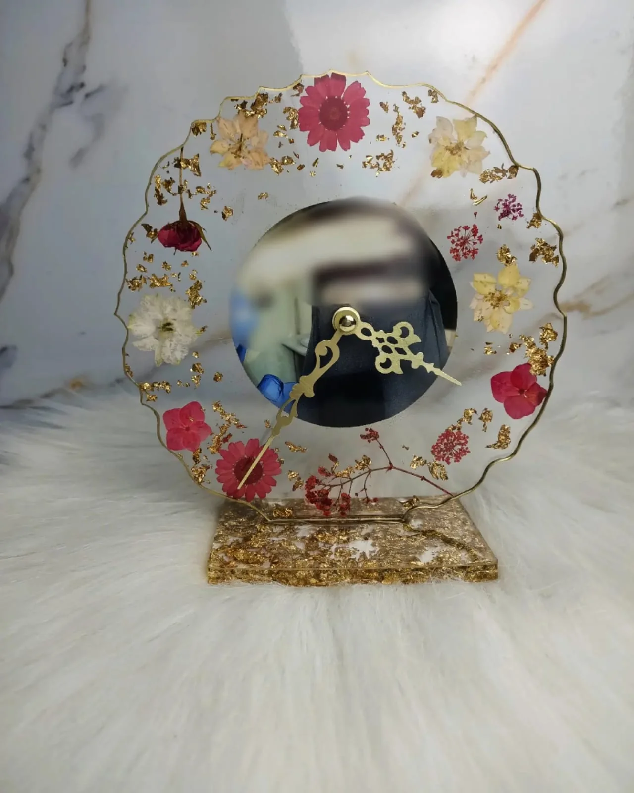 ساعه كمودينو بالصورة والورد — ديكورات حائط يدوية — Resin Aswan