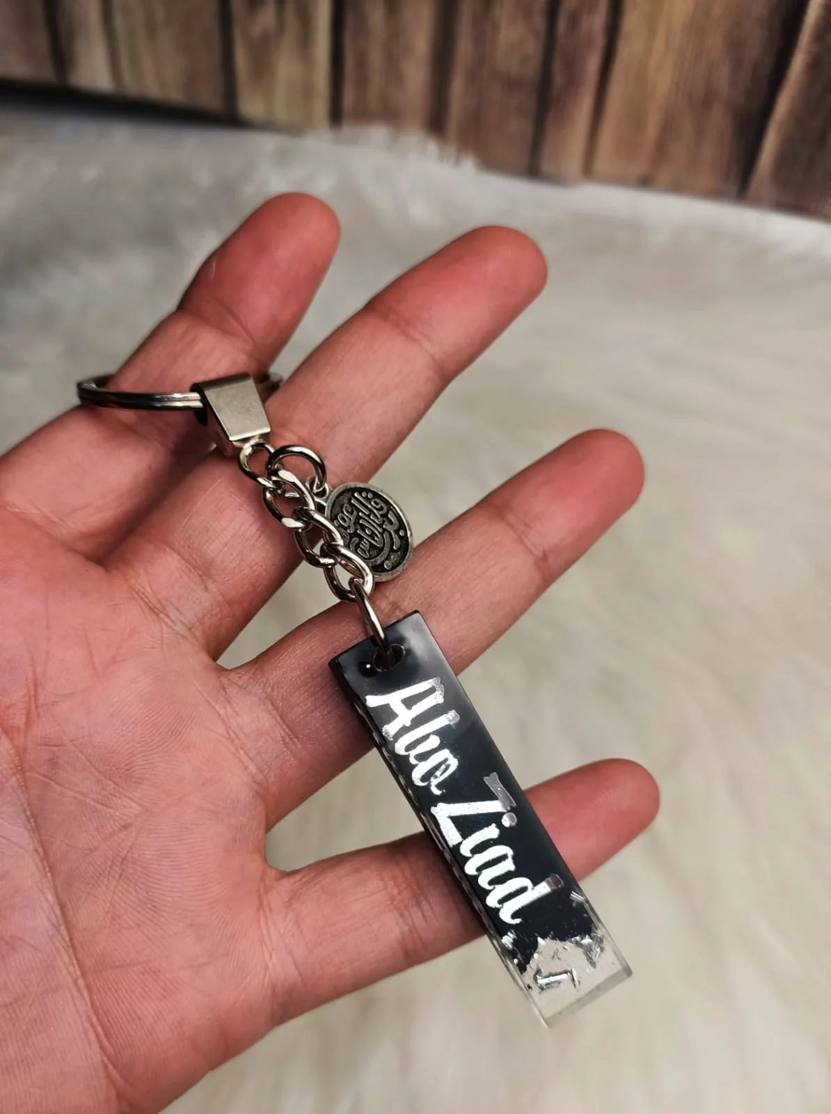 ميداليه مستطيله رفيعه بالاسم — اكسسوارات يدوية — Resin Aswan