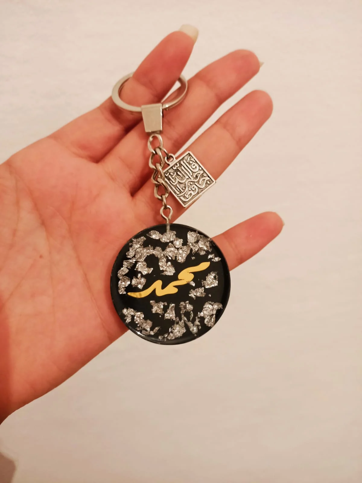 ميداليه بالاسم — اكسسوارات يدوية — Resin Aswan