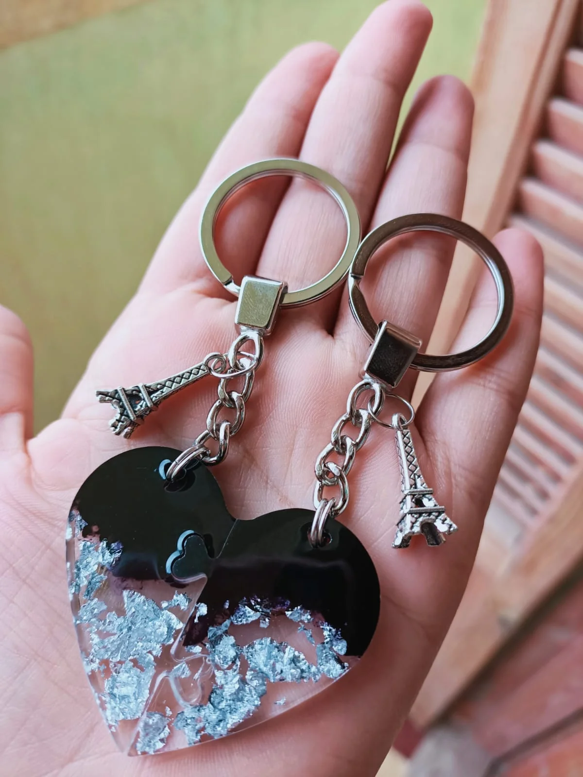 ميداليه القلب المقسوم اتنين — اكسسوارات يدوية — Resin Aswan