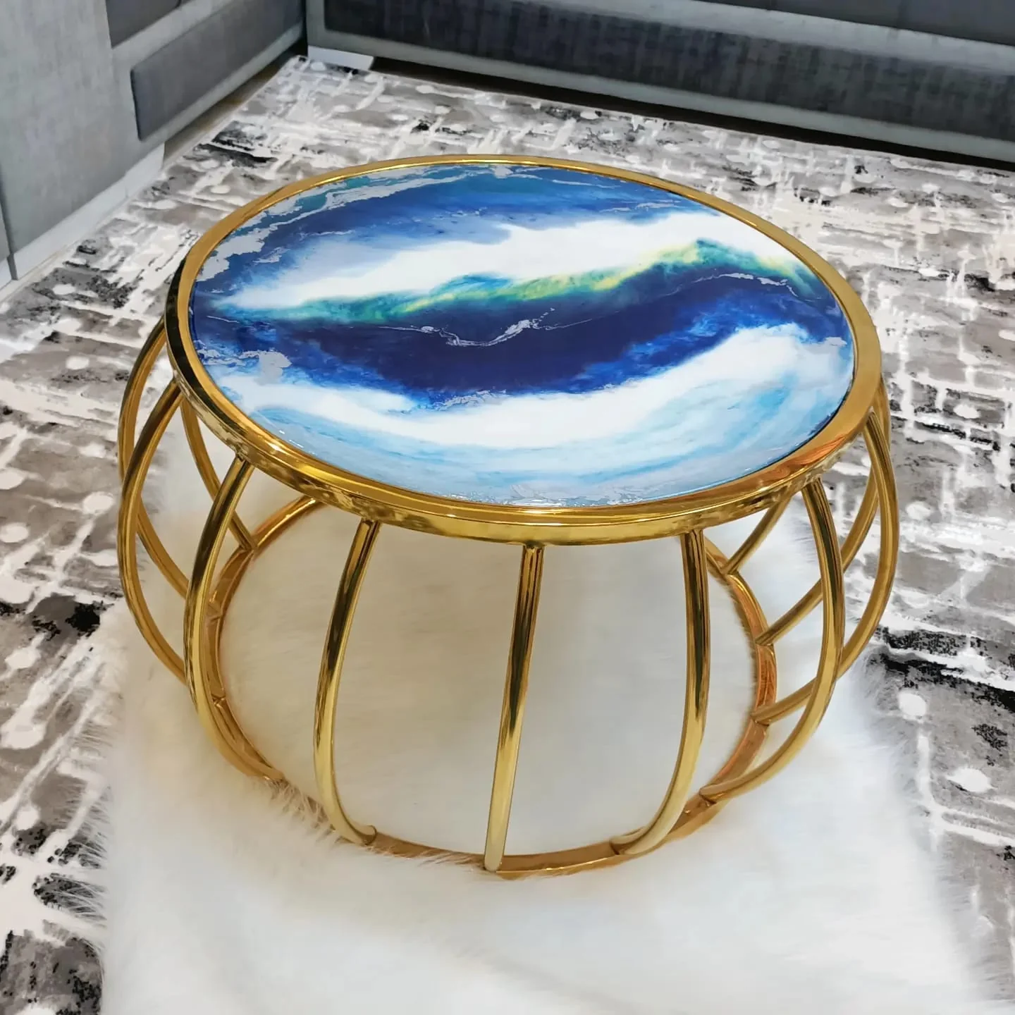 تربيزة ريزن والقاعدة استانلس — ديكورات منزلية يدوية — Resin Aswan