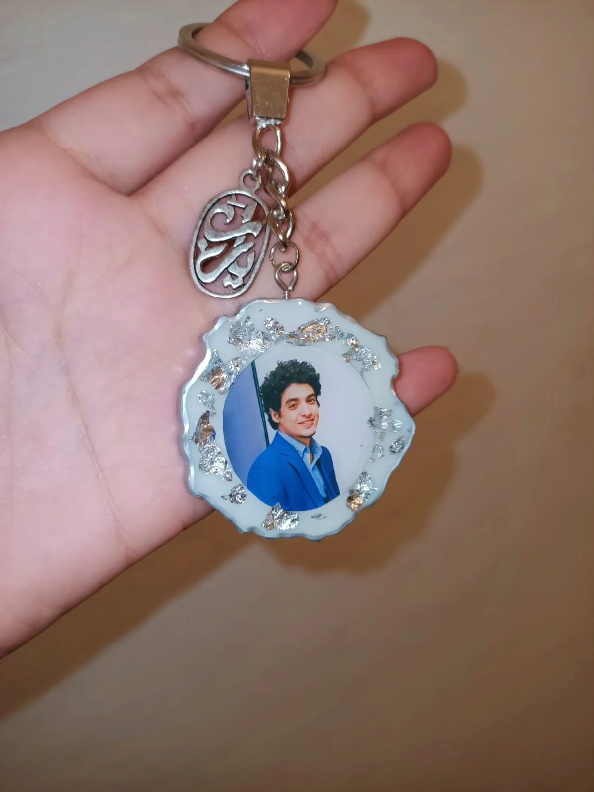 ميداليه بالصورة — اكسسوارات يدوية — Resin Aswan