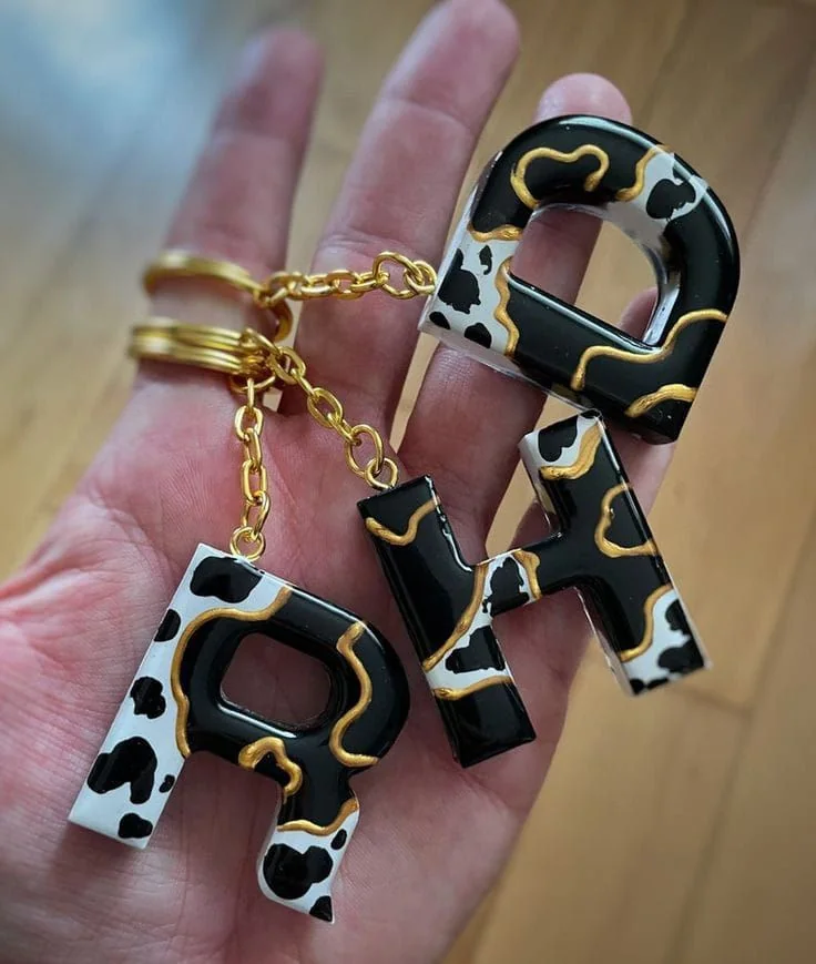 ميداليه ريزن حروف — اكسسوارات يدوية — Resin Aswan